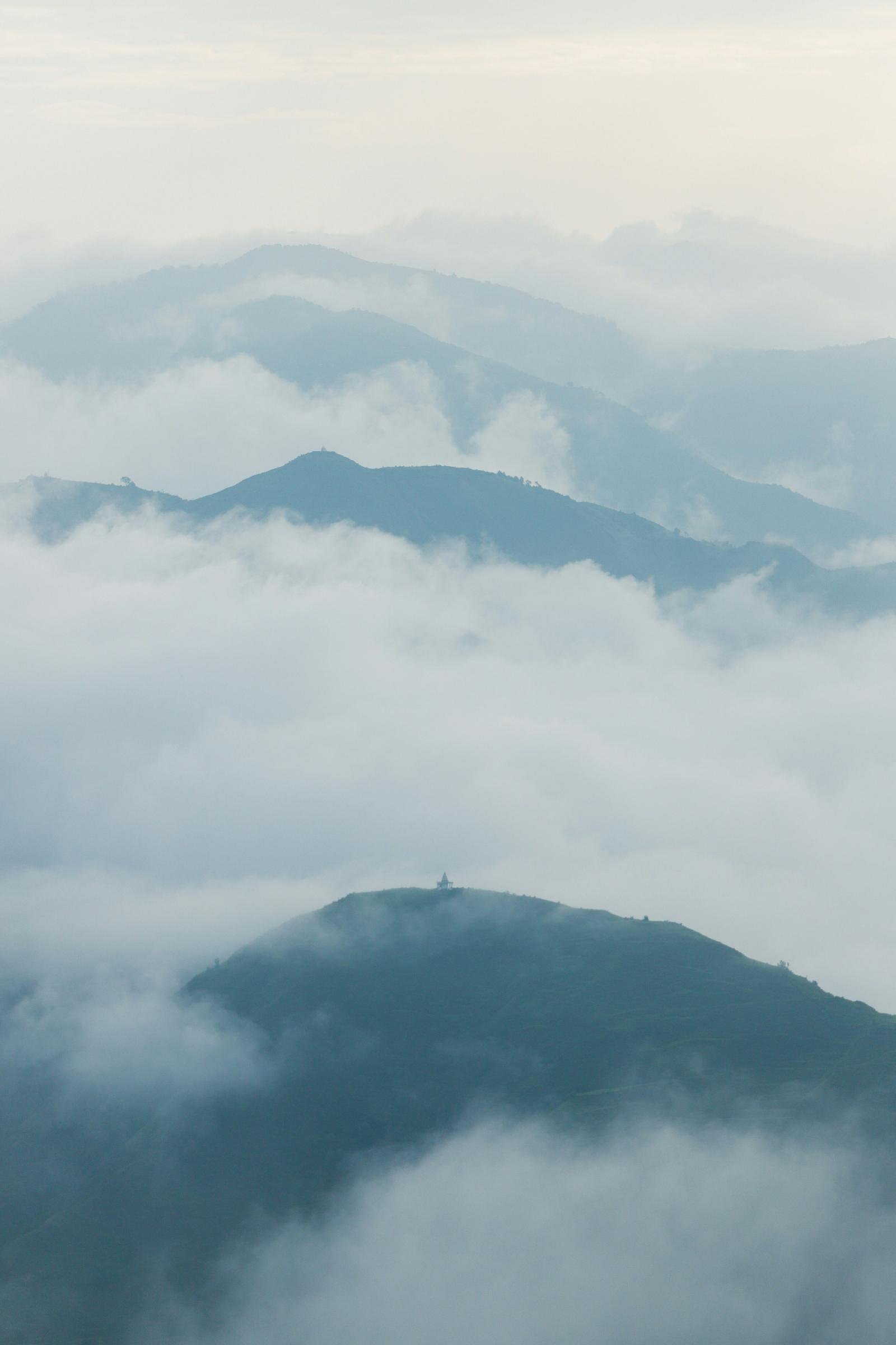 misty-mountains-shrouded-in-soft-clouds-at-dawn